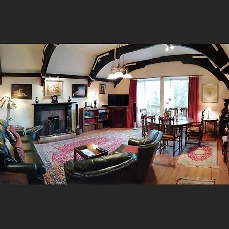 Treetops Mansion Penthouse W/balconies, Sleep 8+2 Ladock