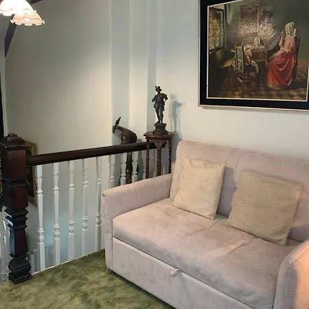 Treetops Mansion Penthouse W/balconies, Sleep 8+2 Ladock
